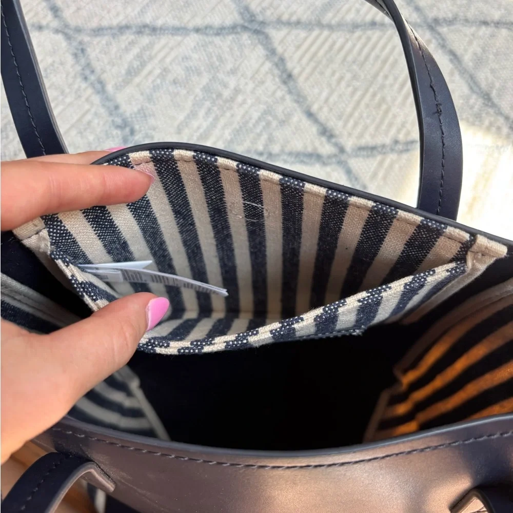 GAP Navy and Cream Tote Bag - Picture 3 of 4